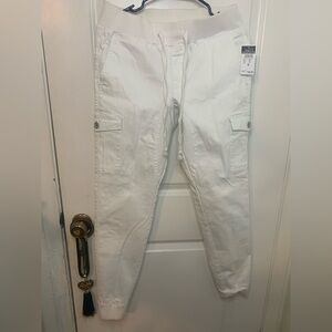 Woman’s White Cargo Pants